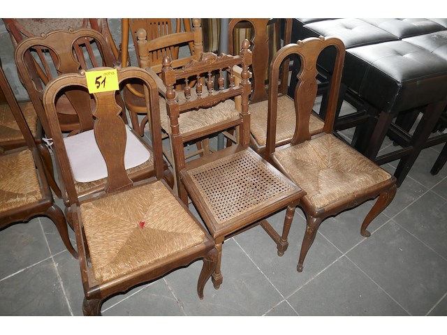 18 diverse houten vintage stoelen + oude koffers - afbeelding 2 van  5