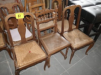 18 diverse houten vintage stoelen + oude koffers - afbeelding 2 van  5