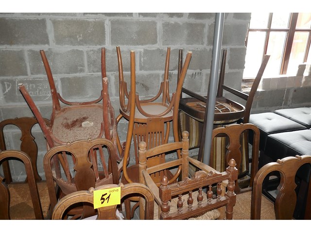 18 diverse houten vintage stoelen + oude koffers - afbeelding 3 van  5