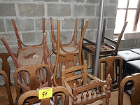18 diverse houten vintage stoelen + oude koffers - afbeelding 3 van  5