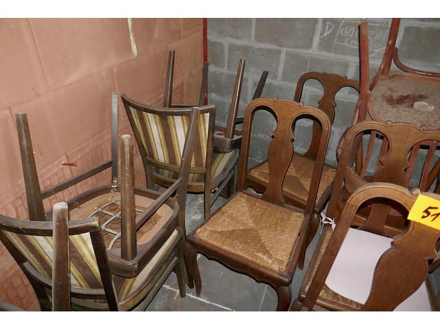 18 diverse houten vintage stoelen + oude koffers - afbeelding 4 van  5