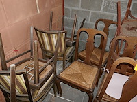 18 diverse houten vintage stoelen + oude koffers - afbeelding 4 van  5