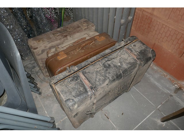 18 diverse houten vintage stoelen + oude koffers - afbeelding 5 van  5