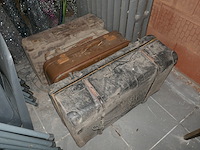 18 diverse houten vintage stoelen + oude koffers - afbeelding 5 van  5