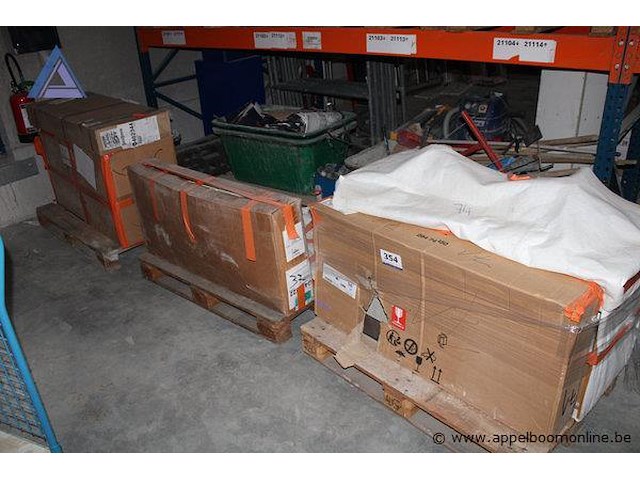 18 diverse palletten inhoudend diverse showroom/beurs badkamermeubelen - afbeelding 1 van  5