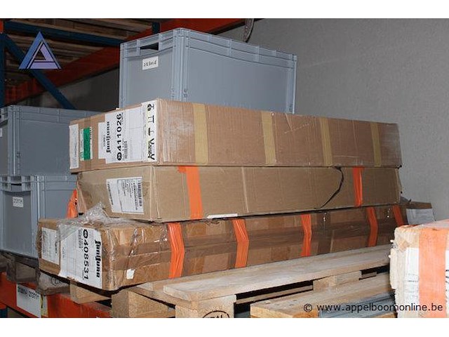 18 diverse palletten inhoudend diverse showroom/beurs badkamermeubelen - afbeelding 3 van  5