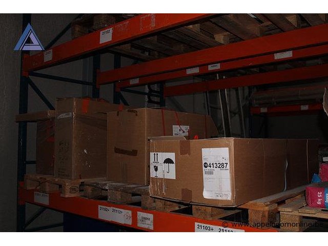 18 diverse palletten inhoudend diverse showroom/beurs badkamermeubelen - afbeelding 4 van  5