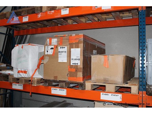 18 diverse palletten inhoudend diverse showroom/beurs badkamermeubelen - afbeelding 5 van  5