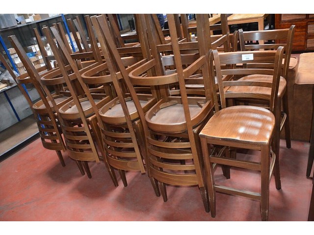 18 houten barstoelen met rugleuning (28) - afbeelding 1 van  6