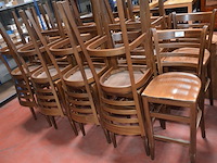 18 houten barstoelen met rugleuning (28) - afbeelding 1 van  6