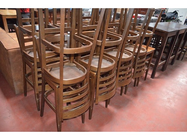 18 houten barstoelen met rugleuning (28) - afbeelding 2 van  6