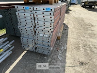 ± 18 houten loopplanken - afbeelding 2 van  2