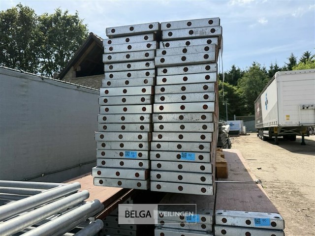 ± 18 houten loopplanken - afbeelding 2 van  2