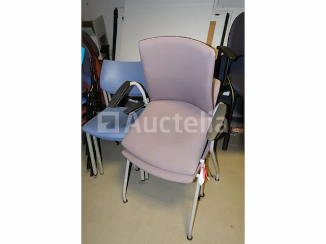 18 ongelijke stoelen en fauteuils - afbeelding 2 van  13
