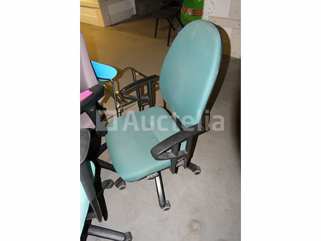 18 ongelijke stoelen en fauteuils - afbeelding 3 van  13