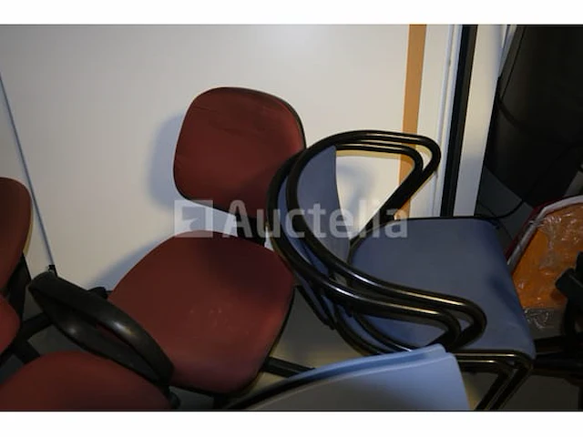 18 ongelijke stoelen en fauteuils - afbeelding 7 van  13