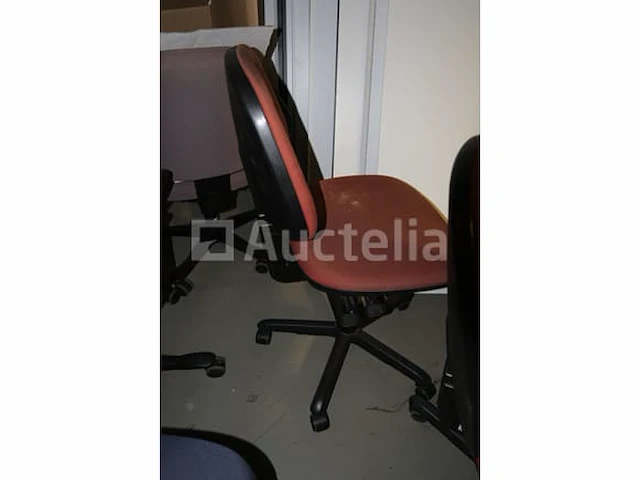 18 ongelijke stoelen en fauteuils - afbeelding 9 van  13