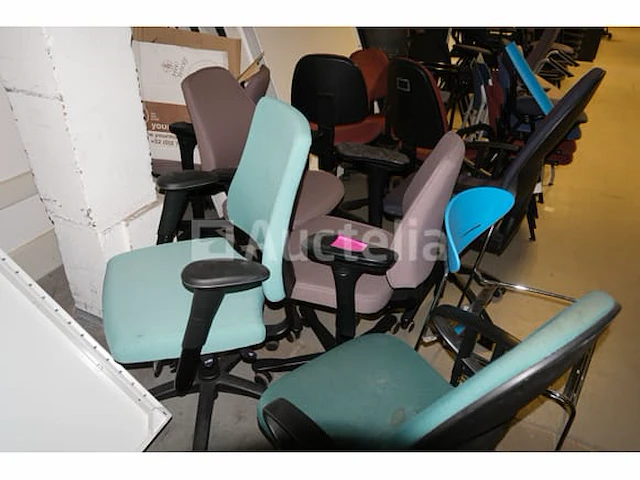 18 ongelijke stoelen en fauteuils - afbeelding 10 van  13