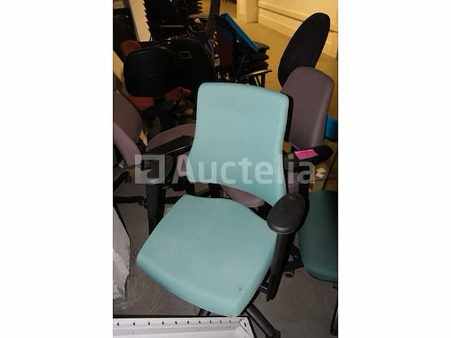 18 ongelijke stoelen en fauteuils - afbeelding 11 van  13