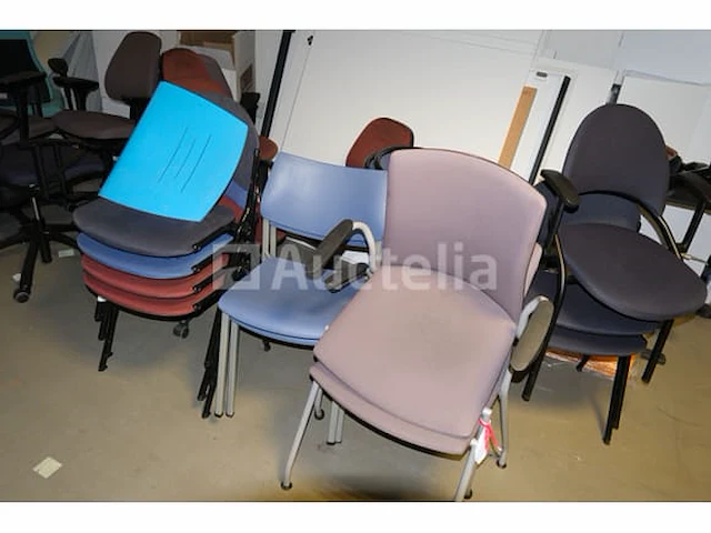 18 ongelijke stoelen en fauteuils - afbeelding 12 van  13