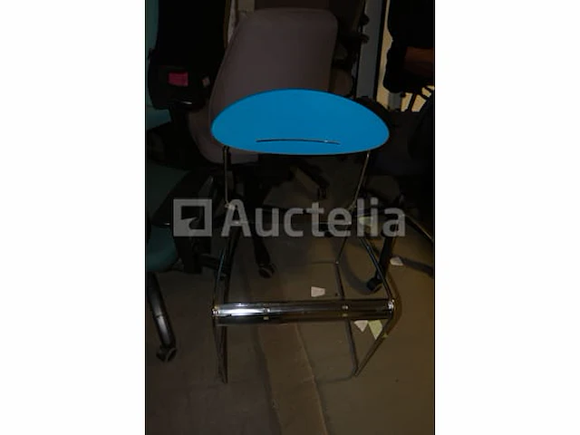 18 ongelijke stoelen en fauteuils - afbeelding 13 van  13