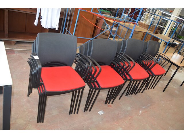 18 stoelen met rode stoffen zit - afbeelding 1 van  7