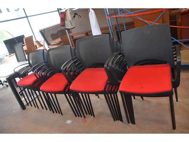 18 stoelen met rode stoffen zit - afbeelding 2 van  7