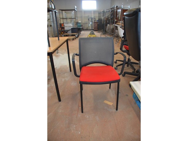 18 stoelen met rode stoffen zit - afbeelding 3 van  7