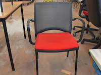 18 stoelen met rode stoffen zit - afbeelding 3 van  7