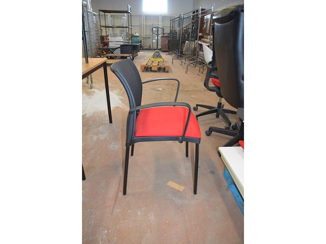 18 stoelen met rode stoffen zit - afbeelding 4 van  7