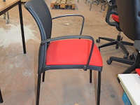 18 stoelen met rode stoffen zit - afbeelding 4 van  7