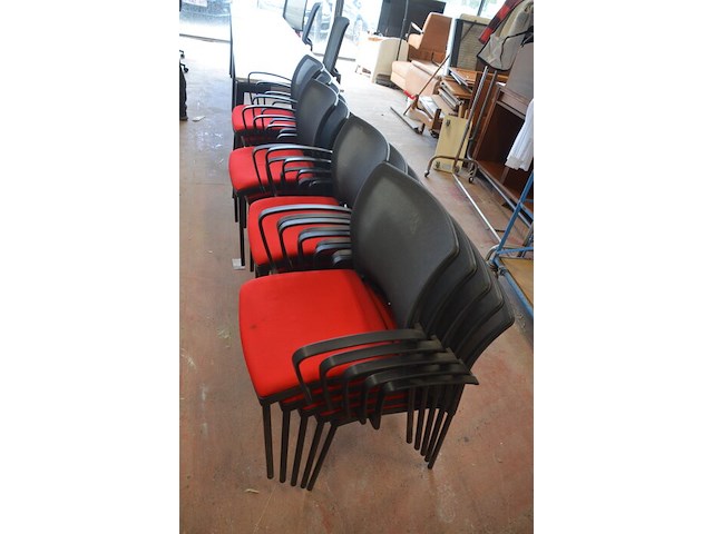 18 stoelen met rode stoffen zit - afbeelding 6 van  7