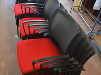 18 stoelen met rode stoffen zit - afbeelding 6 van  7