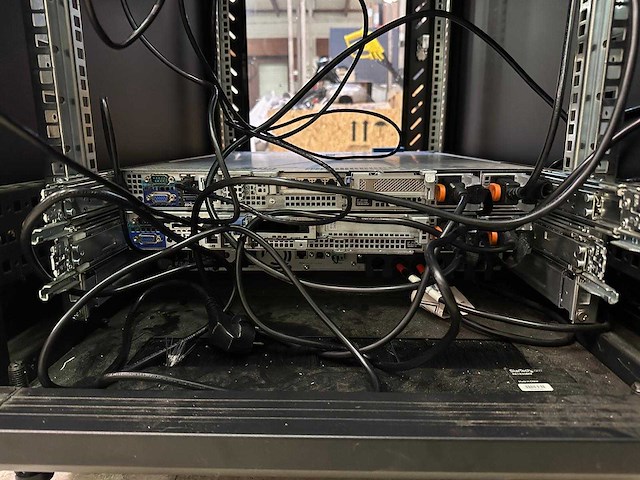 18u server rack met inhoud: dell r440 & r330, synology ds1812+, cisco switch, eaton ups - afbeelding 2 van  37