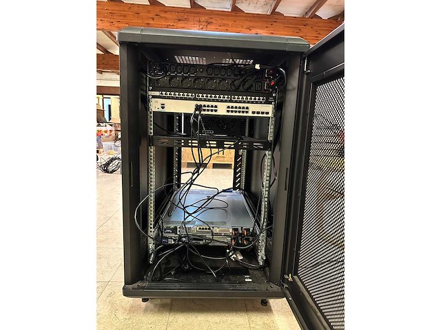 18u server rack met inhoud: dell r440 & r330, synology ds1812+, cisco switch, eaton ups - afbeelding 3 van  37