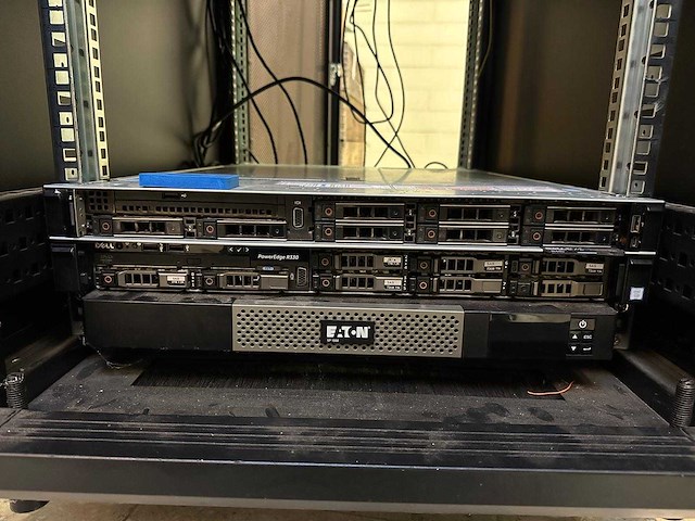 18u server rack met inhoud: dell r440 & r330, synology ds1812+, cisco switch, eaton ups - afbeelding 4 van  37