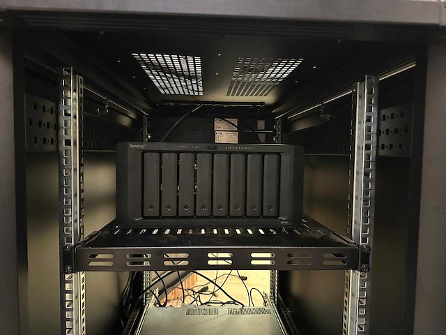 18u server rack met inhoud: dell r440 & r330, synology ds1812+, cisco switch, eaton ups - afbeelding 6 van  37