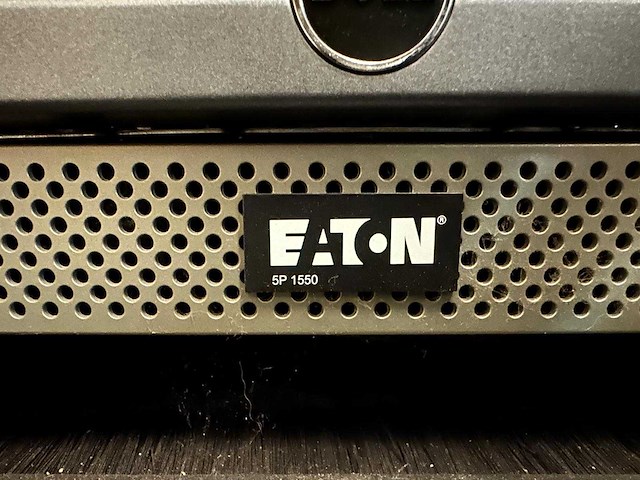 18u server rack met inhoud: dell r440 & r330, synology ds1812+, cisco switch, eaton ups - afbeelding 32 van  37