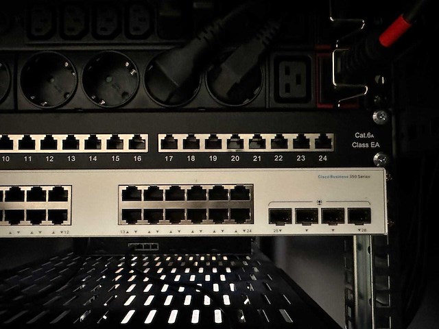 18u server rack met inhoud: dell r440 & r330, synology ds1812+, cisco switch, eaton ups - afbeelding 33 van  37