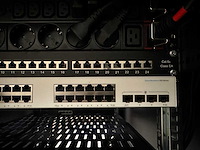 18u server rack met inhoud: dell r440 & r330, synology ds1812+, cisco switch, eaton ups - afbeelding 33 van  37