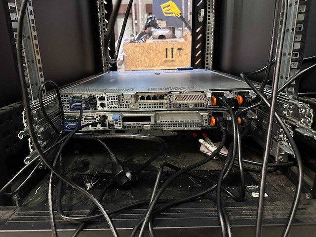 18u server rack met inhoud: dell r440 & r330, synology ds1812+, cisco switch, eaton ups - afbeelding 34 van  37