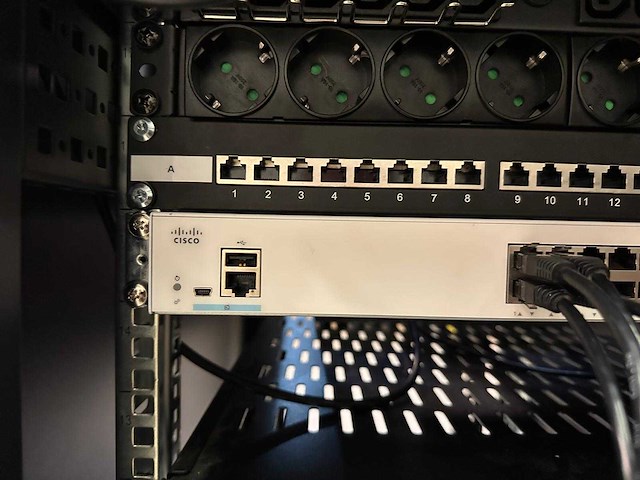 18u server rack met inhoud: dell r440 & r330, synology ds1812+, cisco switch, eaton ups - afbeelding 35 van  37