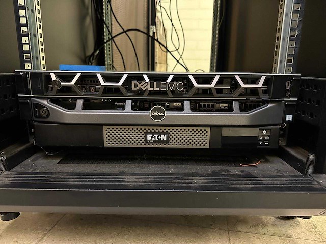 18u server rack met inhoud: dell r440 & r330, synology ds1812+, cisco switch, eaton ups - afbeelding 36 van  37