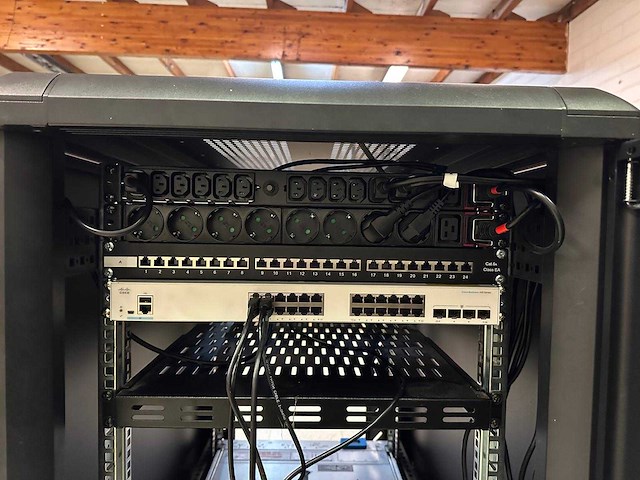 18u server rack met inhoud: dell r440 & r330, synology ds1812+, cisco switch, eaton ups - afbeelding 37 van  37