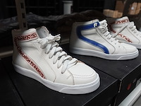 19 paar damessneakers