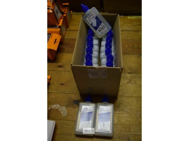 19 potjes smeerolie - afbeelding 1 van  2