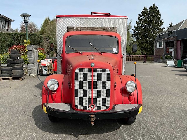 1955 mercedes oldtimer vrachtwagen - afbeelding 2 van  5
