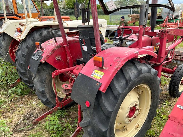 1969 mccormick 353 oldtimer tractor - afbeelding 8 van  12
