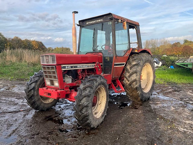 1980 international 845 + voorlader + accessoires - afbeelding 1 van  82