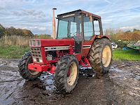 1980 international 845 + voorlader + accessoires - afbeelding 1 van  82